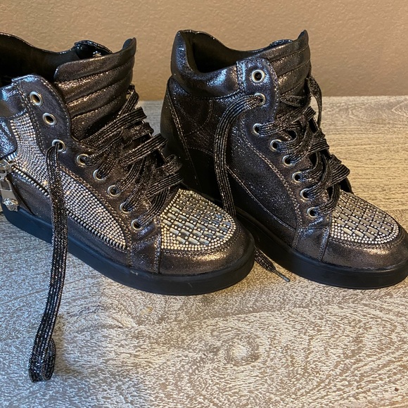 Shoes - Picture 5 of 8